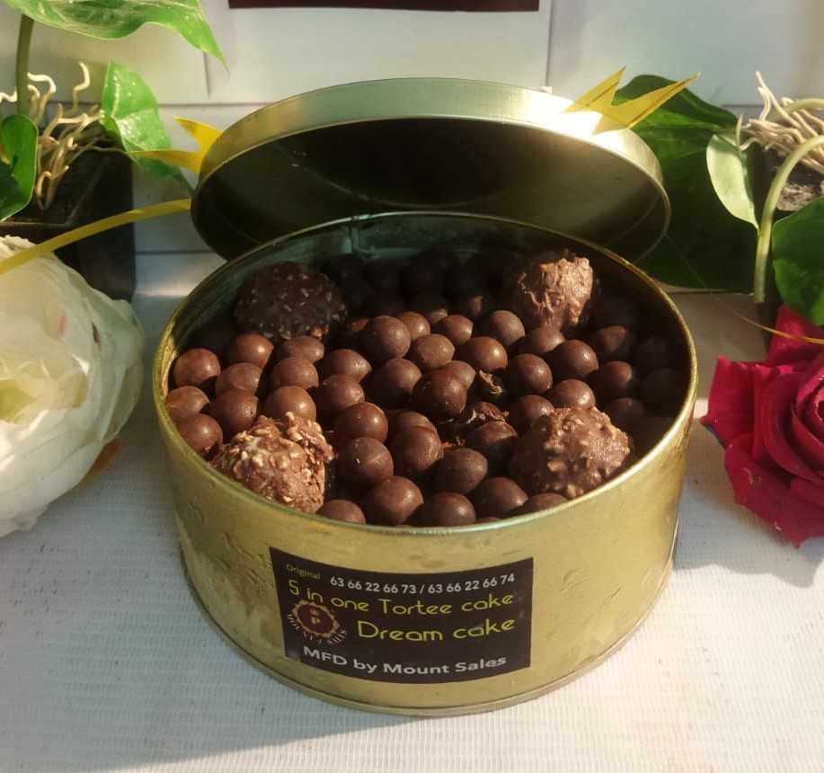 Premium RED N White Velvet Cake